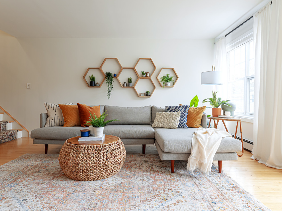 Idee per un soggiorno classico con pareti bianche e parquet chiaro