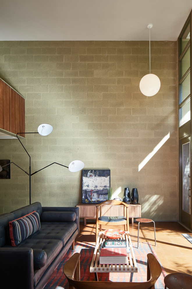Kleines Retro Wohnzimmer im Loft-Stil mit beiger Wandfarbe, Korkboden und braunem Boden in Austin