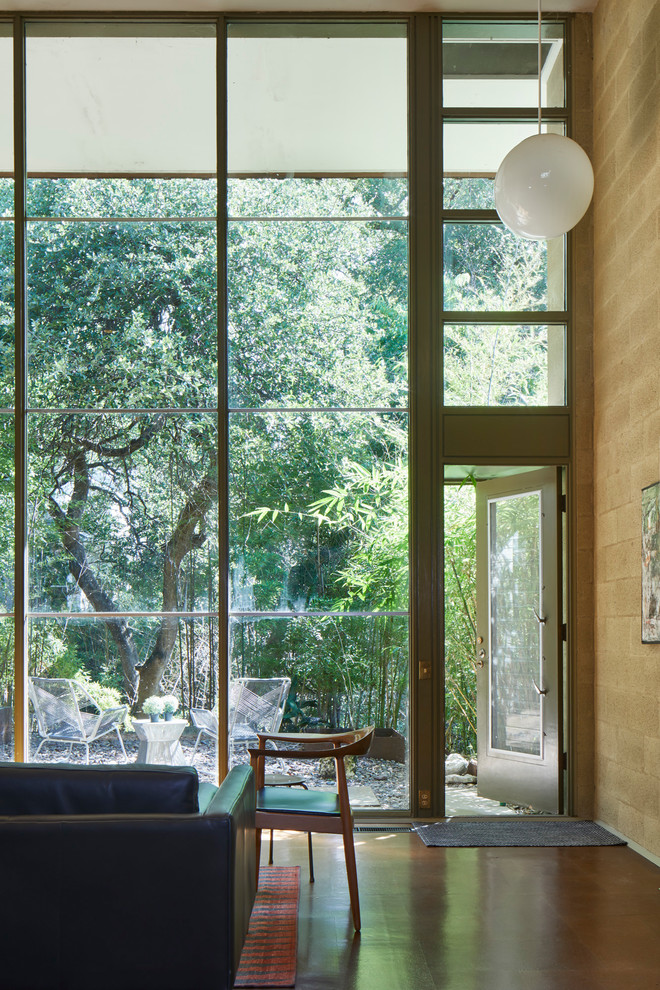 Ispirazione per un piccolo soggiorno moderno stile loft con pareti beige, pavimento in sughero e pavimento marrone