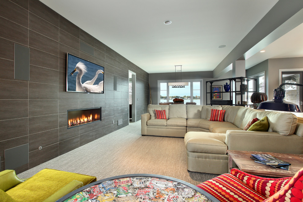 Пример оригинального дизайна: большая открытая гостиная комната в современном стиле с серыми стенами, ковровым покрытием, горизонтальным камином, фасадом камина из плитки и телевизором на стене