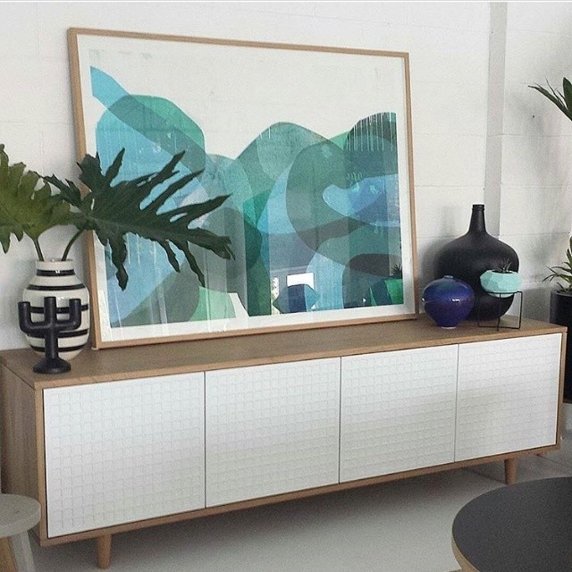 Immagine di un grande soggiorno minimalista con TV autoportante