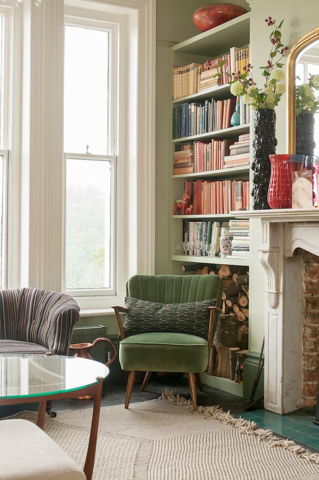 Mittelgroßes, Repräsentatives, Abgetrenntes, Fernseherloses Shabby-Chic Wohnzimmer mit grüner Wandfarbe, gebeiztem Holzboden, Kaminumrandung aus Stein und Kamin in Sussex