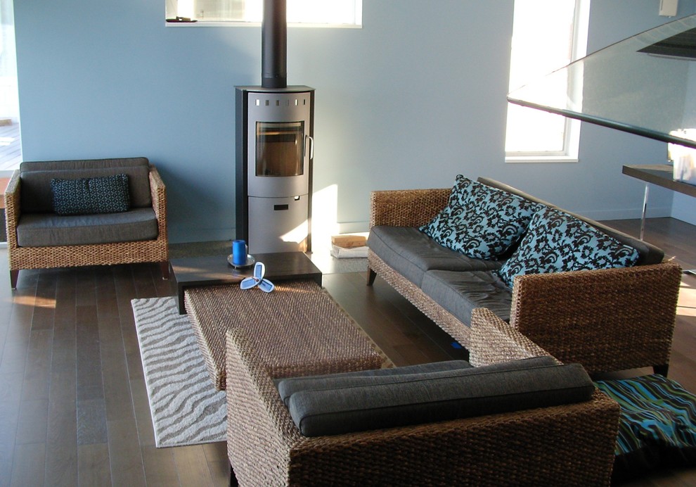 Свежая идея для дизайна: открытая гостиная комната в морском стиле с синими стенами и стандартным камином без телевизора - отличное фото интерьера
