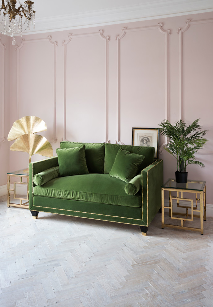 Foto di un soggiorno contemporaneo con pareti rosa e parquet chiaro