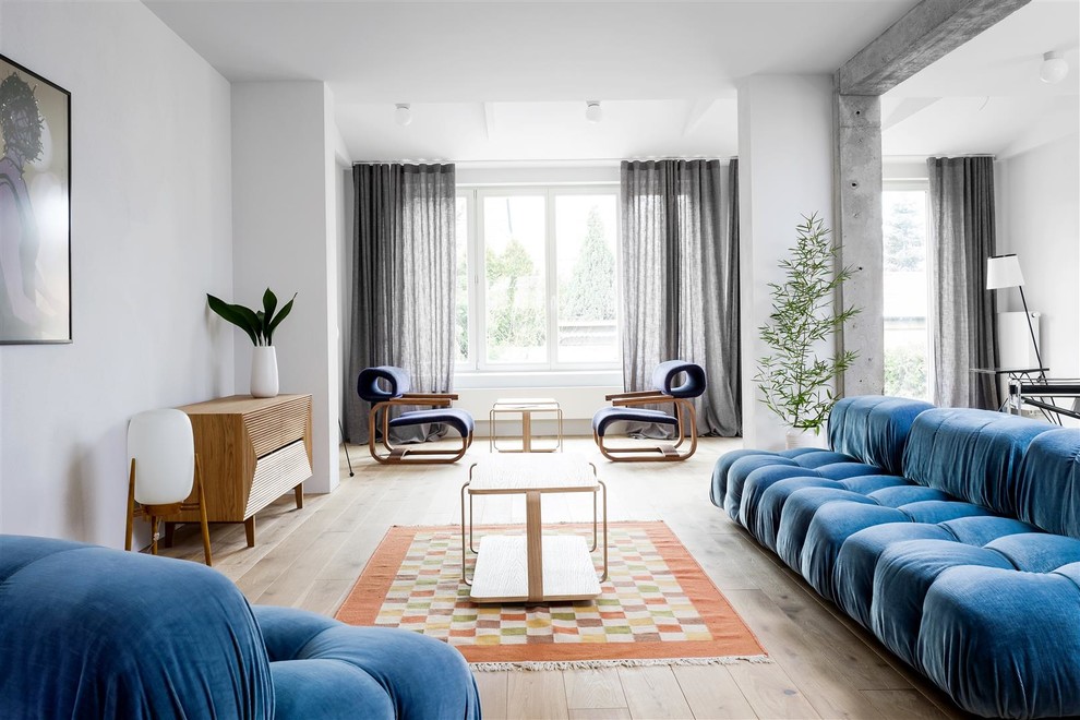 Пример оригинального дизайна: открытая гостиная комната среднего размера в скандинавском стиле с белыми стенами, светлым паркетным полом и бежевым полом без камина, телевизора