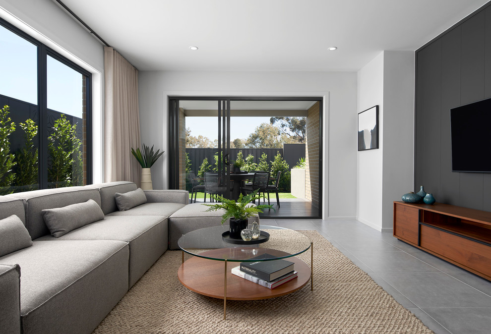 Ispirazione per un soggiorno contemporaneo con pareti bianche, TV a parete e pavimento grigio