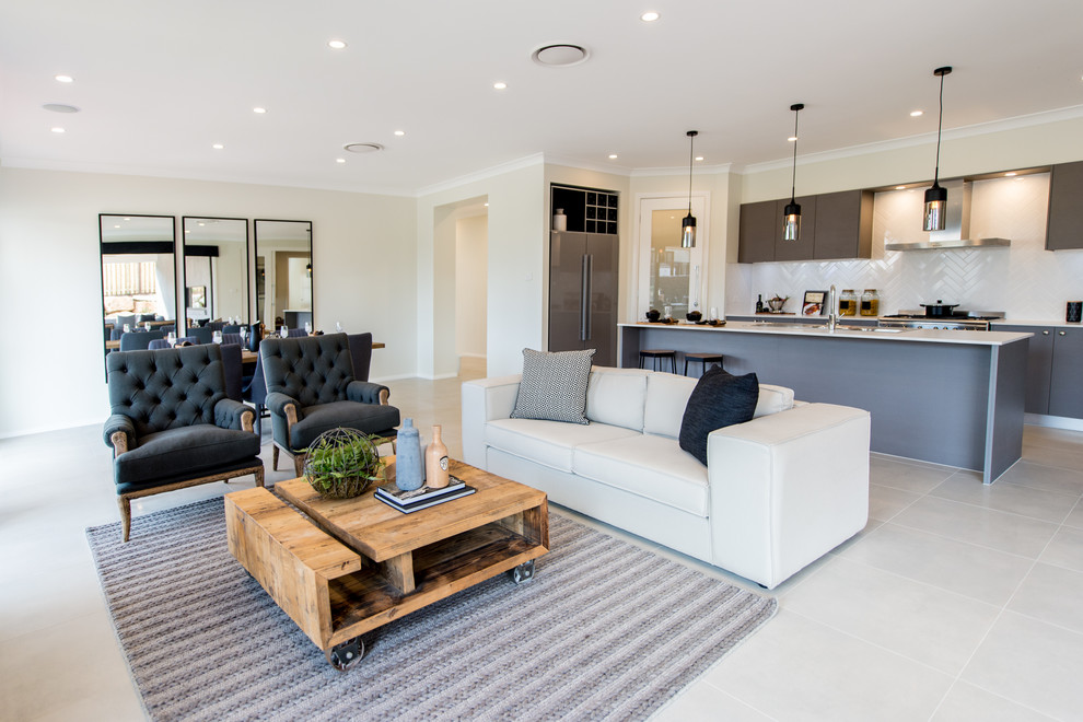 Offenes Industrial Wohnzimmer mit beigem Boden und Porzellan-Bodenfliesen in Brisbane