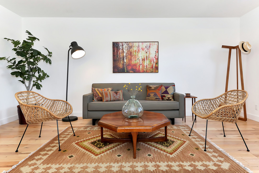 This is an example of an eclectic living room in Los Angeles with white walls.