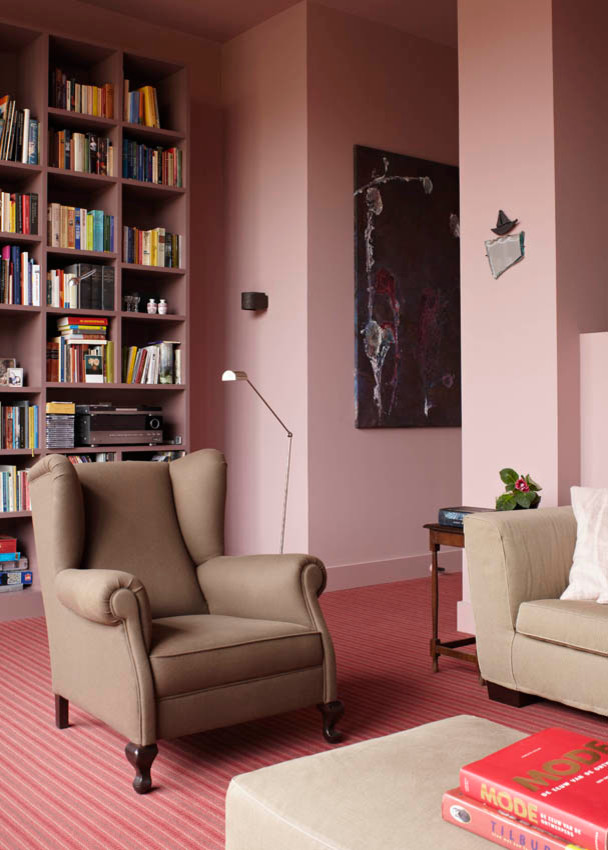 Imagen de salón tipo loft ecléctico con paredes rosas y moqueta