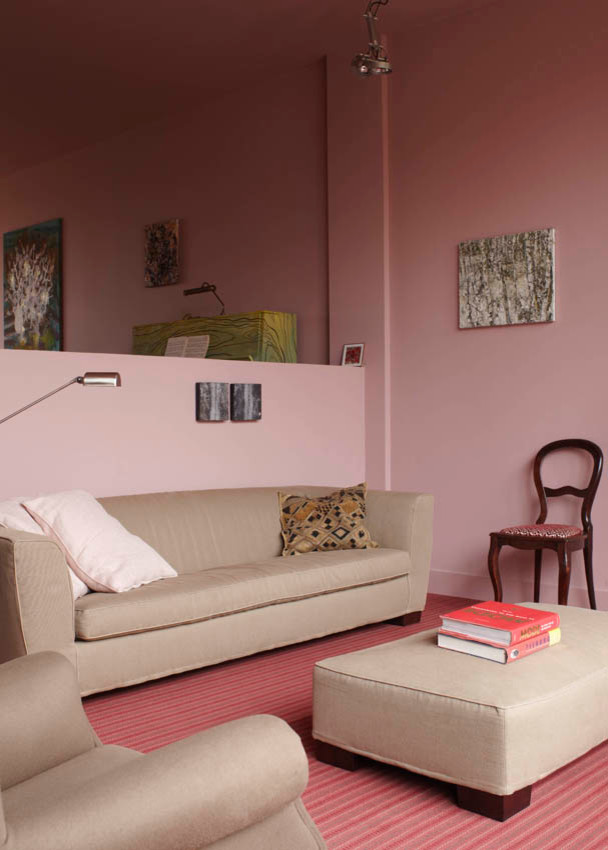 アムステルダムにあるエクレクティックスタイルのおしゃれなリビングロフト (ピンクの壁、カーペット敷き) の写真