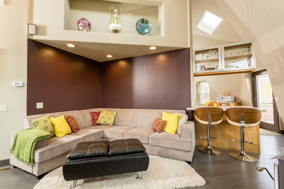 На фото: открытая гостиная комната среднего размера в стиле ретро с разноцветными стенами и полом из бамбука