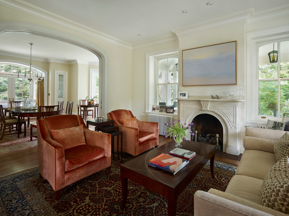 Свежая идея для дизайна: гостиная комната в викторианском стиле с бежевыми стенами и стандартным камином - отличное фото интерьера