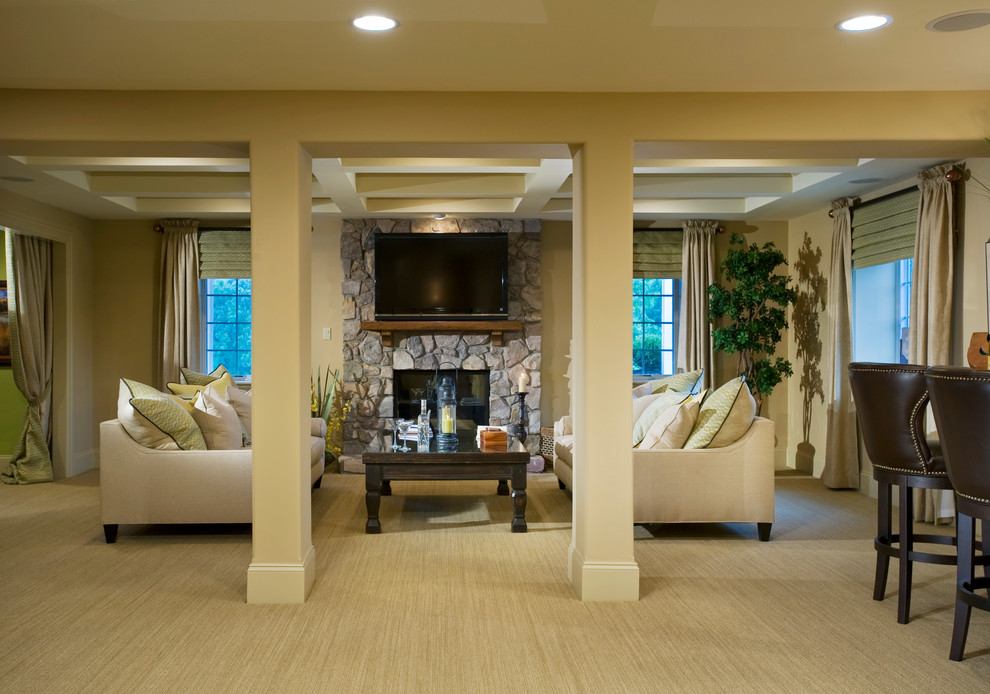 На фото: гостиная комната в классическом стиле с стандартным камином, фасадом камина из камня и телевизором на стене
