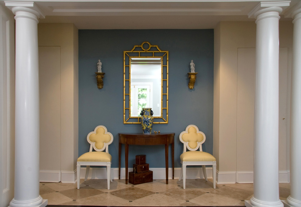 Пример оригинального дизайна: большая парадная, открытая гостиная комната в стиле фьюжн с синими стенами, мраморным полом, стандартным камином и фасадом камина из дерева без телевизора