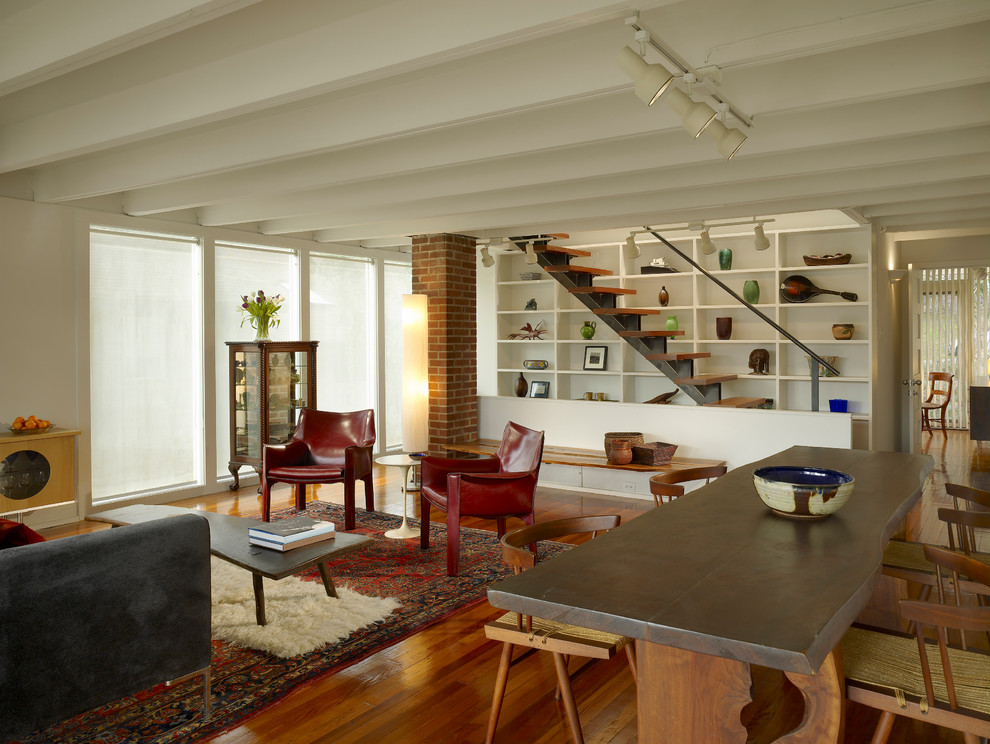 Ispirazione per un soggiorno design aperto con pareti bianche e pavimento in legno massello medio