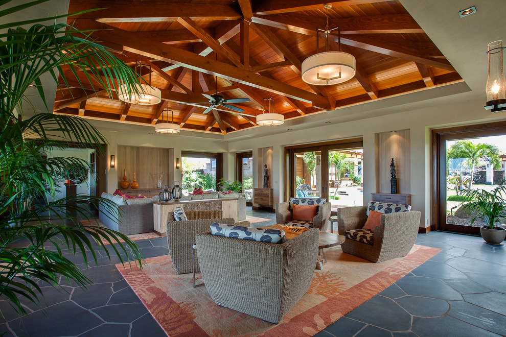 Diseño de salón tropical extra grande con paredes beige