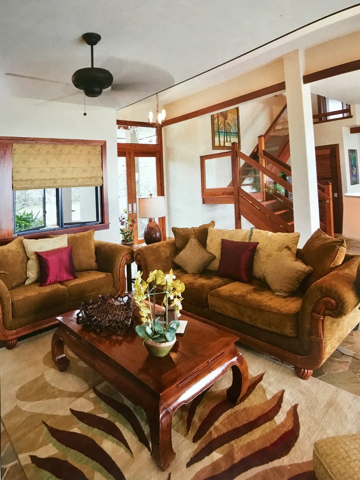Esempio di un grande soggiorno tropicale aperto con pareti bianche, pavimento in ardesia, nessuna TV e pavimento multicolore