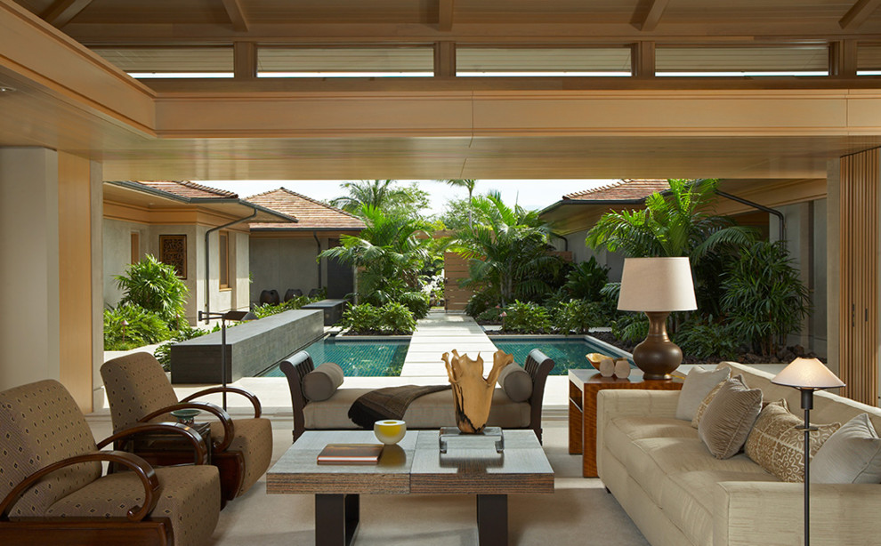 Immagine di un soggiorno tropicale di medie dimensioni e aperto con sala formale, pareti beige, nessun camino e nessuna TV