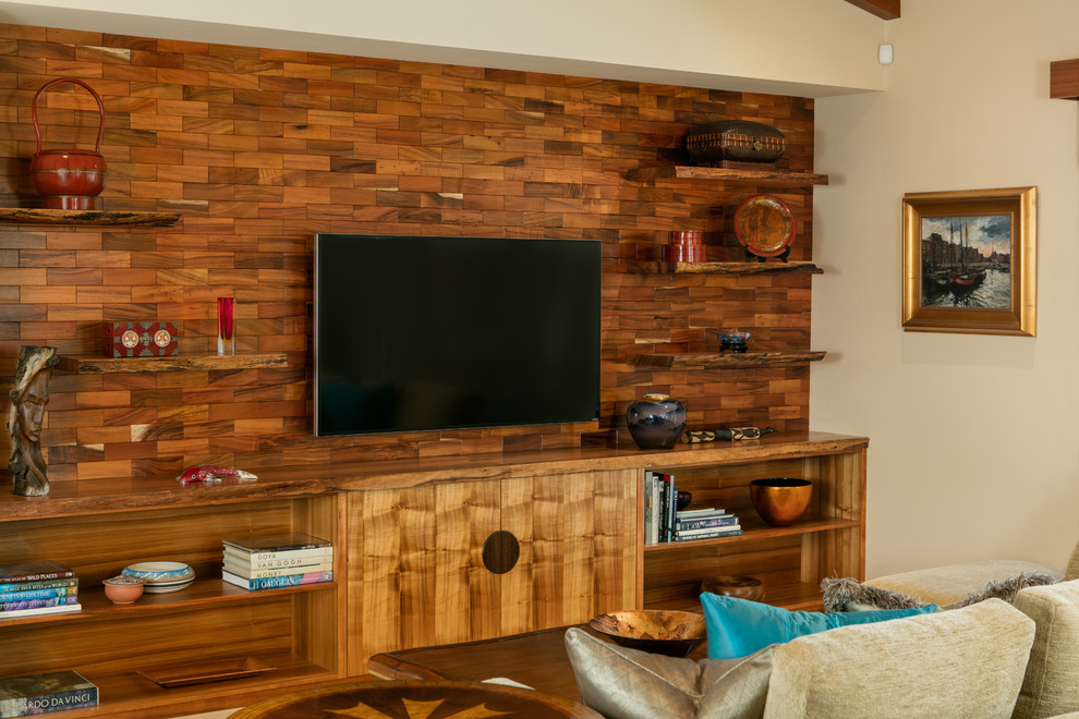 Идея дизайна: изолированная гостиная комната в морском стиле с бежевыми стенами и телевизором на стене без камина