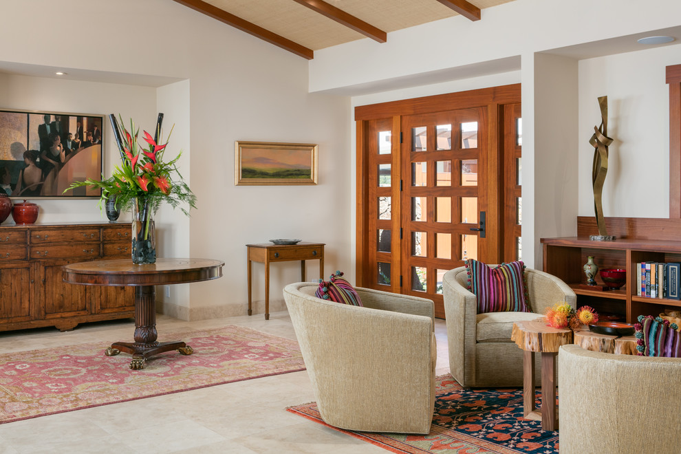 Mittelgroßes, Fernseherloses, Abgetrenntes Wohnzimmer ohne Kamin mit Keramikboden, weißer Wandfarbe und beigem Boden in Hawaii