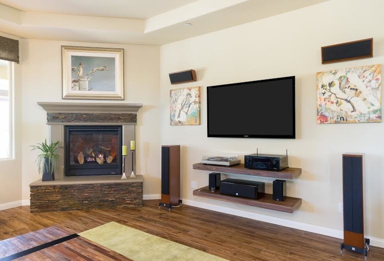 Mittelgroßes, Offenes Klassisches Wohnzimmer mit beiger Wandfarbe, Porzellan-Bodenfliesen, Kamin, Kaminumrandung aus Stein und TV-Wand in Sacramento
