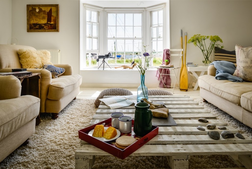Idee per un soggiorno stile marinaro di medie dimensioni e chiuso con sala formale, pareti bianche e pavimento in legno verniciato