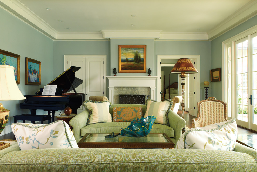 На фото: парадная, изолированная гостиная комната в классическом стиле с синими стенами, стандартным камином и фасадом камина из камня с