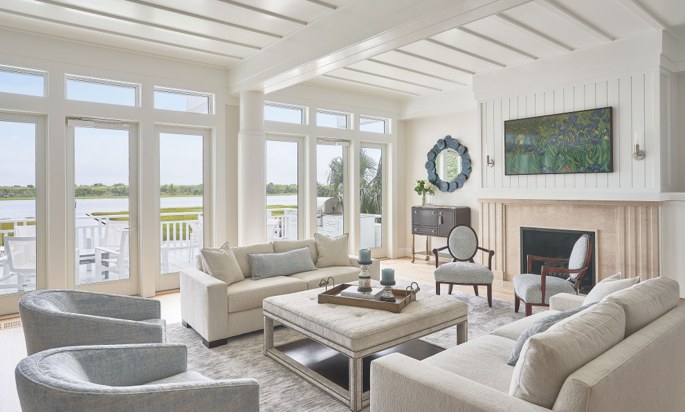 Großes, Repräsentatives Klassisches Wohnzimmer mit weißer Wandfarbe, hellem Holzboden, TV-Wand und gewölbter Decke in Wilmington