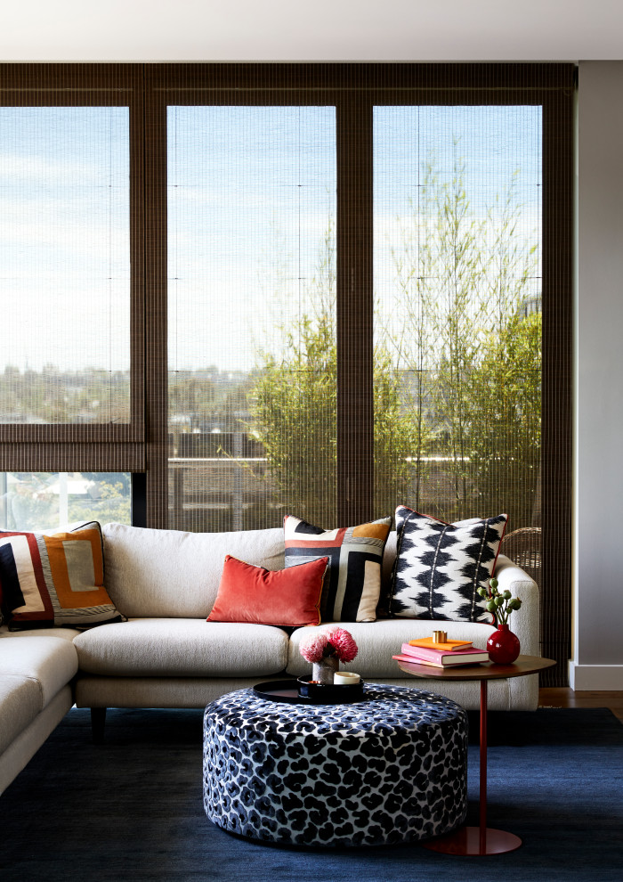 Foto di un soggiorno contemporaneo di medie dimensioni e aperto con pareti beige, pavimento in legno massello medio, TV a parete e pavimento marrone