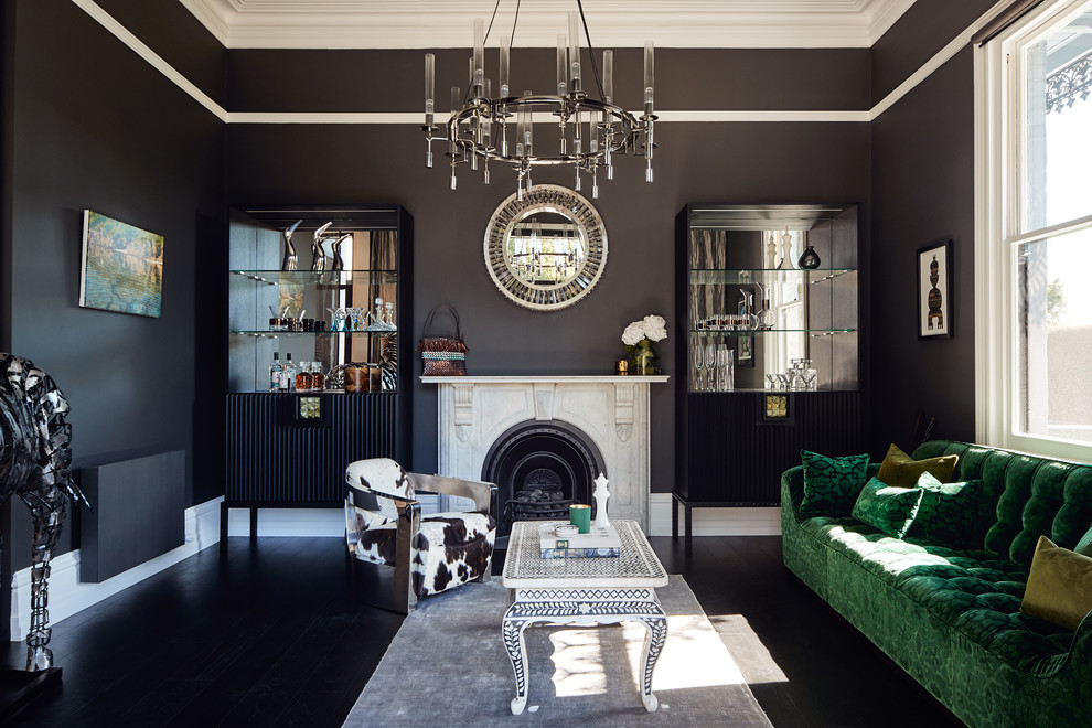 Esempio di un soggiorno design di medie dimensioni con pareti nere, pavimento in legno verniciato, nessuna TV, pavimento nero e camino classico
