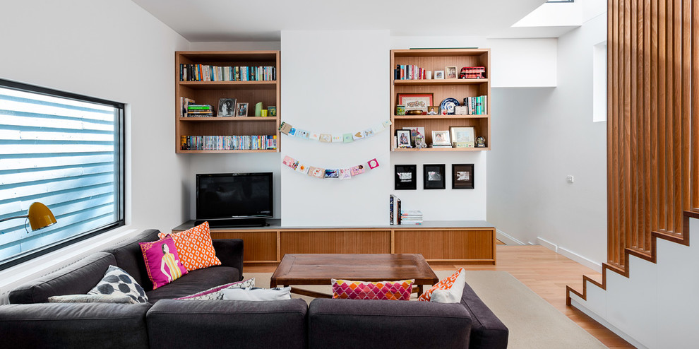 Foto di un piccolo soggiorno contemporaneo aperto con pareti bianche, pavimento in legno massello medio e TV autoportante