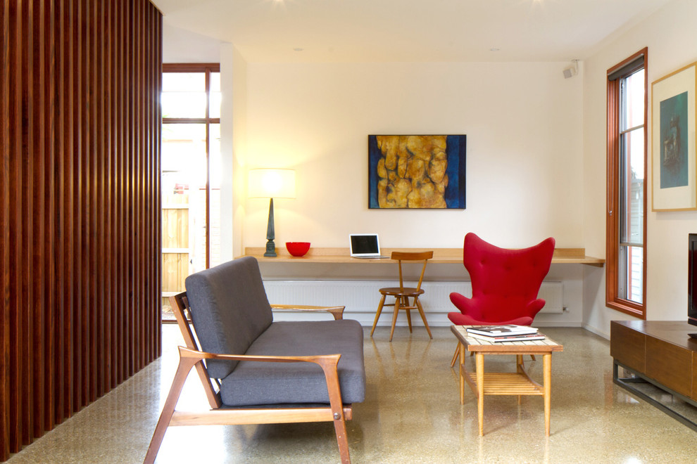 Offenes Retro Wohnzimmer ohne Kamin mit weißer Wandfarbe, Betonboden, freistehendem TV und beigem Boden in Melbourne