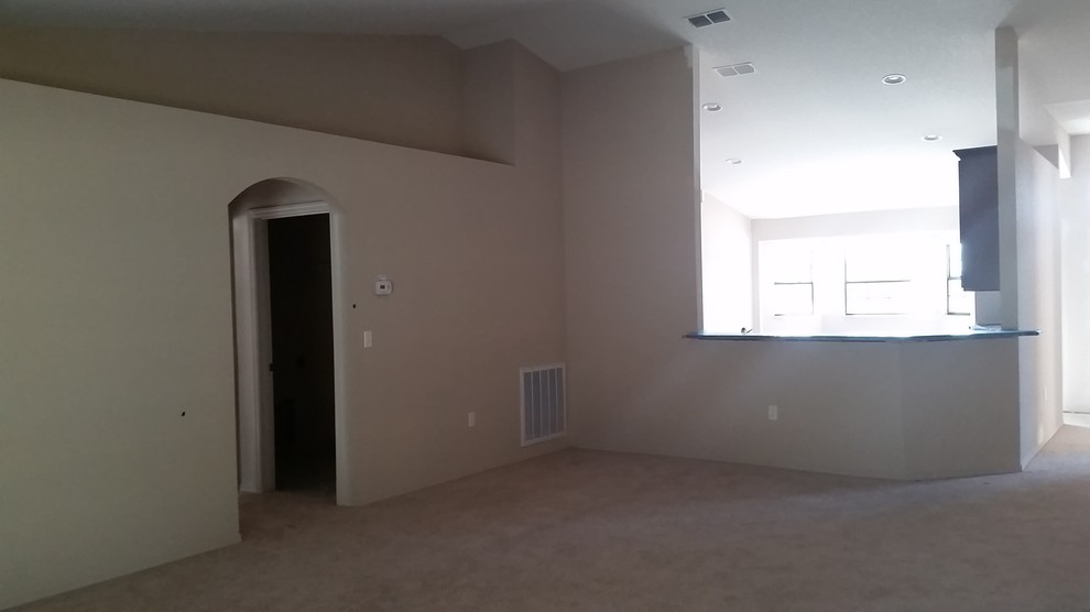 Immagine di un grande soggiorno chic aperto con pareti beige e moquette