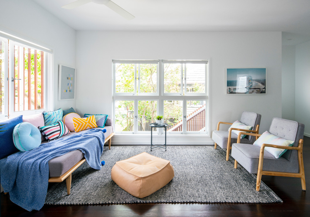 Immagine di un soggiorno chic con pareti bianche, parquet scuro e pavimento marrone