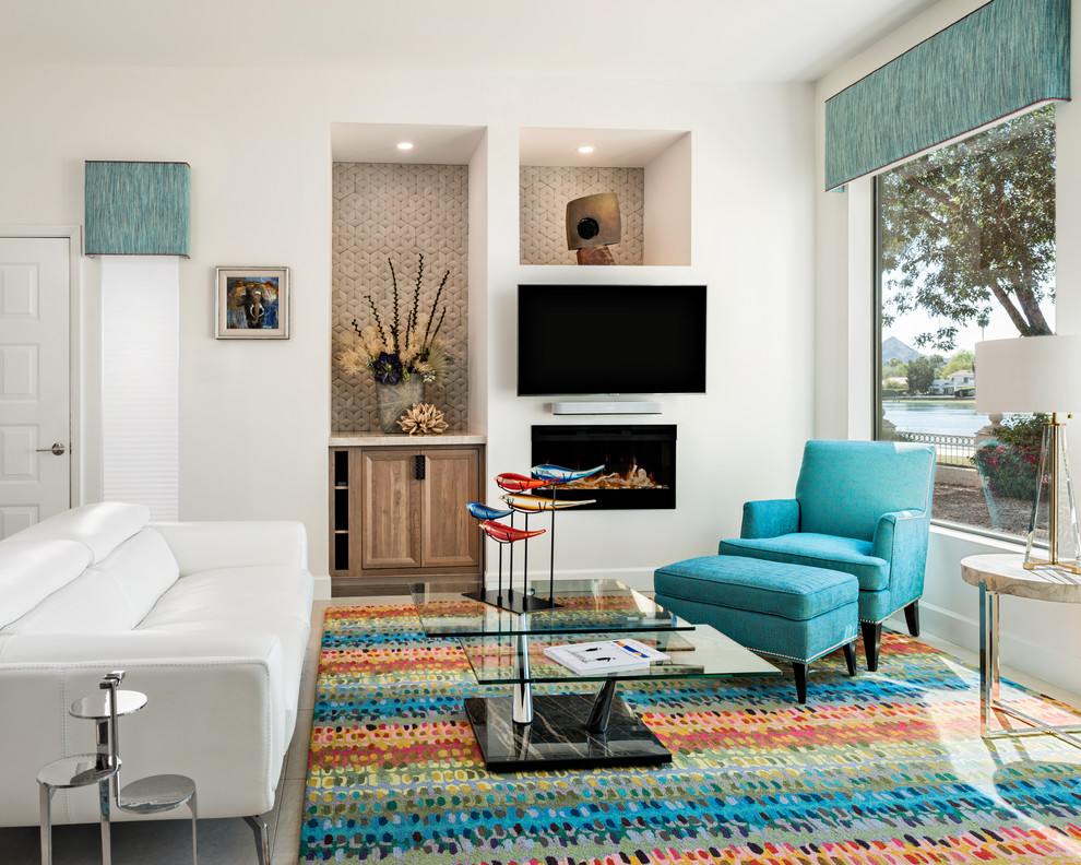 Esempio di un soggiorno stile marino con pareti bianche, camino classico, TV a parete e pavimento bianco