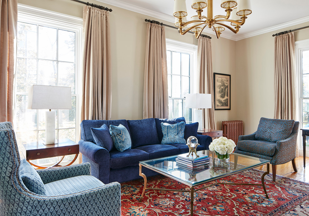 Свежая идея для дизайна: парадная, открытая гостиная комната среднего размера в классическом стиле с бежевыми стенами, светлым паркетным полом, коричневым полом и синим диваном без камина, телевизора - отличное фото интерьера
