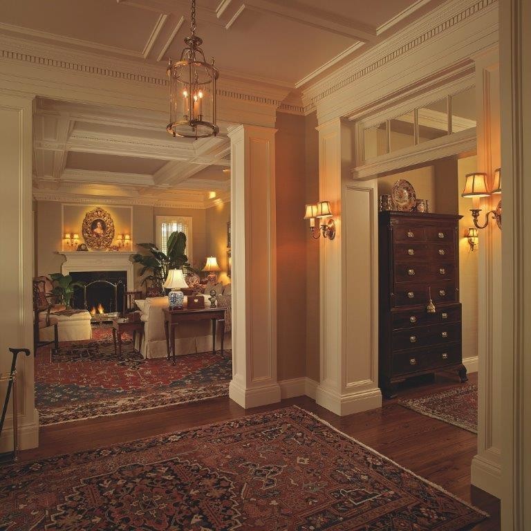 Идея дизайна: парадная, изолированная гостиная комната среднего размера в классическом стиле с желтыми стенами без телевизора