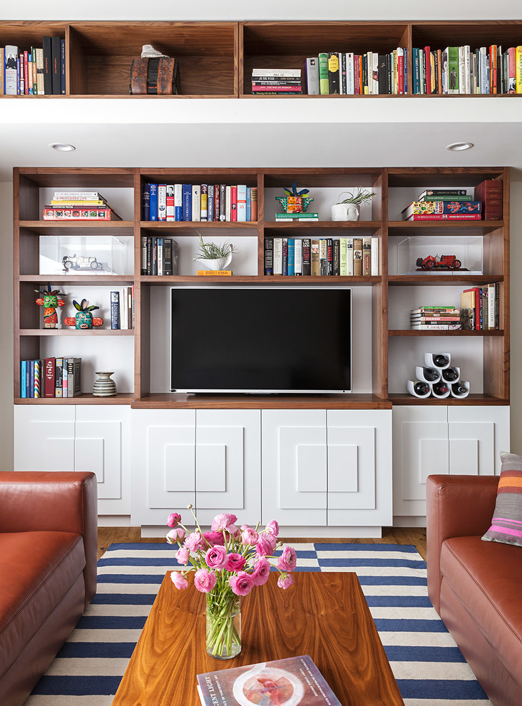 На фото: изолированная гостиная комната в стиле неоклассика (современная классика) с белыми стенами, отдельно стоящим телевизором, коричневым полом и темным паркетным полом с