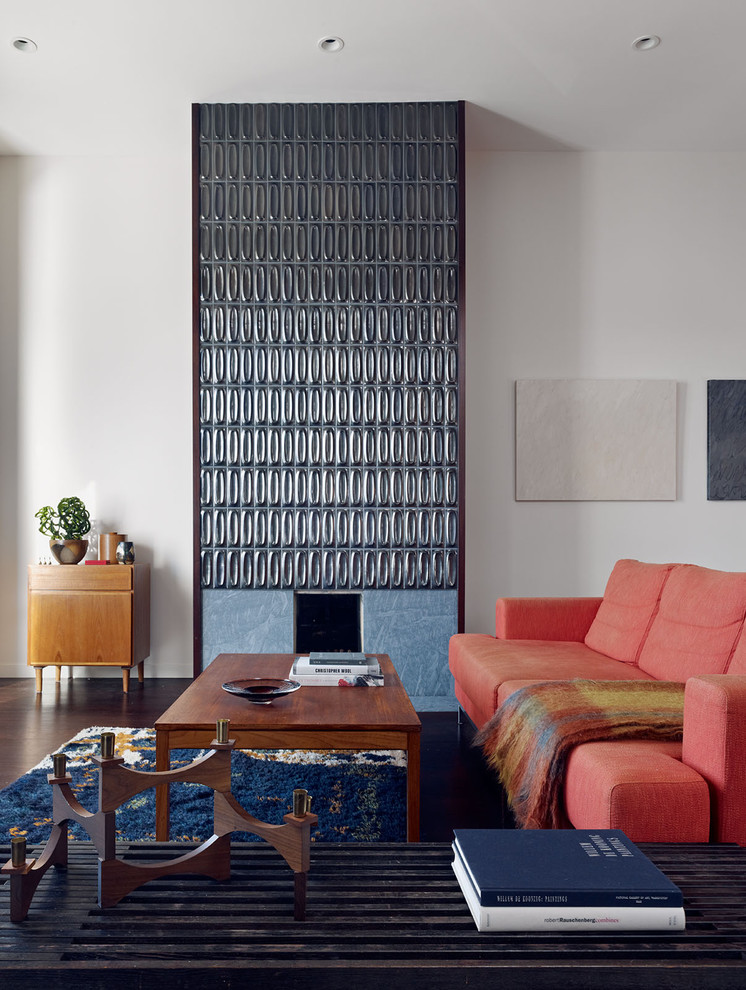 Foto di un soggiorno design con cornice del camino piastrellata