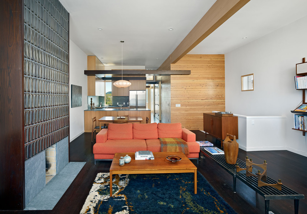 Modernes Wohnzimmer mit gefliester Kaminumrandung in San Francisco