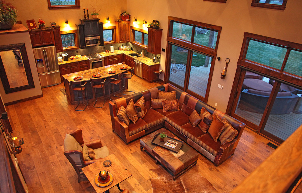 Foto di un grande soggiorno stile rurale aperto con pareti beige, pavimento in legno massello medio e pavimento marrone