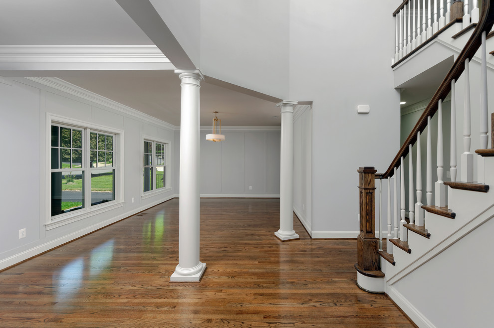Großes, Repräsentatives, Fernseherloses, Offenes Klassisches Wohnzimmer ohne Kamin mit grauer Wandfarbe und braunem Holzboden in Washington, D.C.