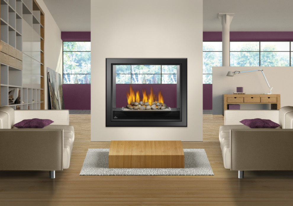 トロントにある高級な中くらいなコンテンポラリースタイルのおしゃれな独立型リビング (白い壁、無垢フローリング、横長型暖炉、テレビなし、茶色い床、漆喰の暖炉まわり) の写真