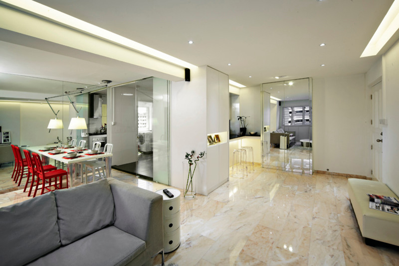 Diseño de salón abierto moderno grande con paredes blancas, suelo de mármol y televisor colgado en la pared