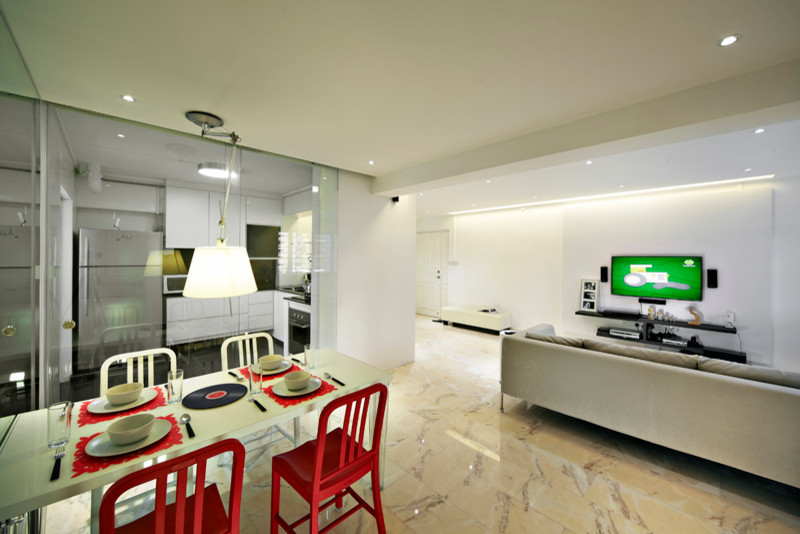 Ispirazione per un grande soggiorno minimalista aperto con pareti bianche, pavimento in marmo e TV a parete