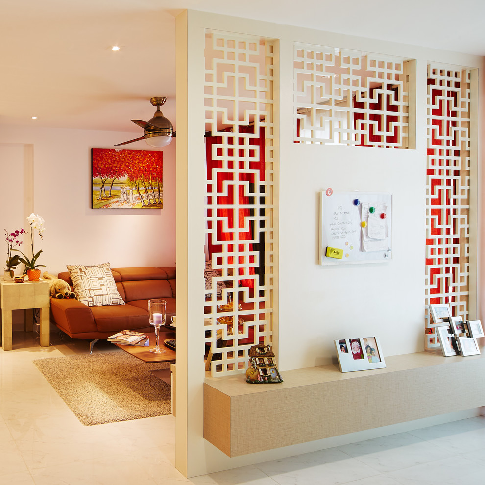 Стильный дизайн: гостиная комната среднего размера в восточном стиле с розовыми стенами и телевизором на стене - последний тренд