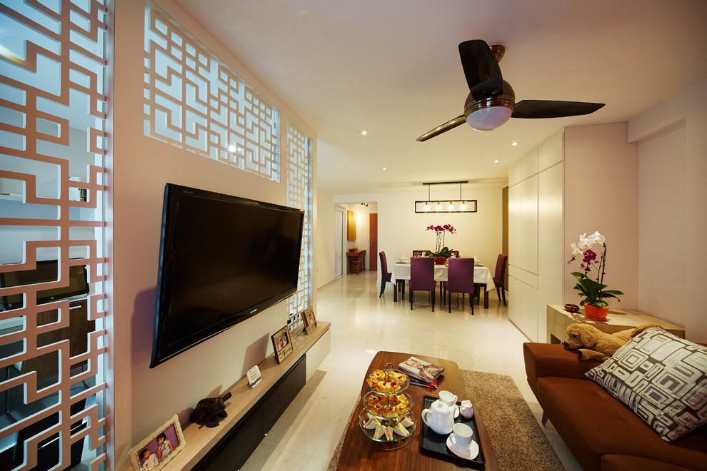 シンガポールにある中くらいなアジアンスタイルのおしゃれなリビングのホームバー (大理石の床、壁掛け型テレビ、ベージュの壁) の写真