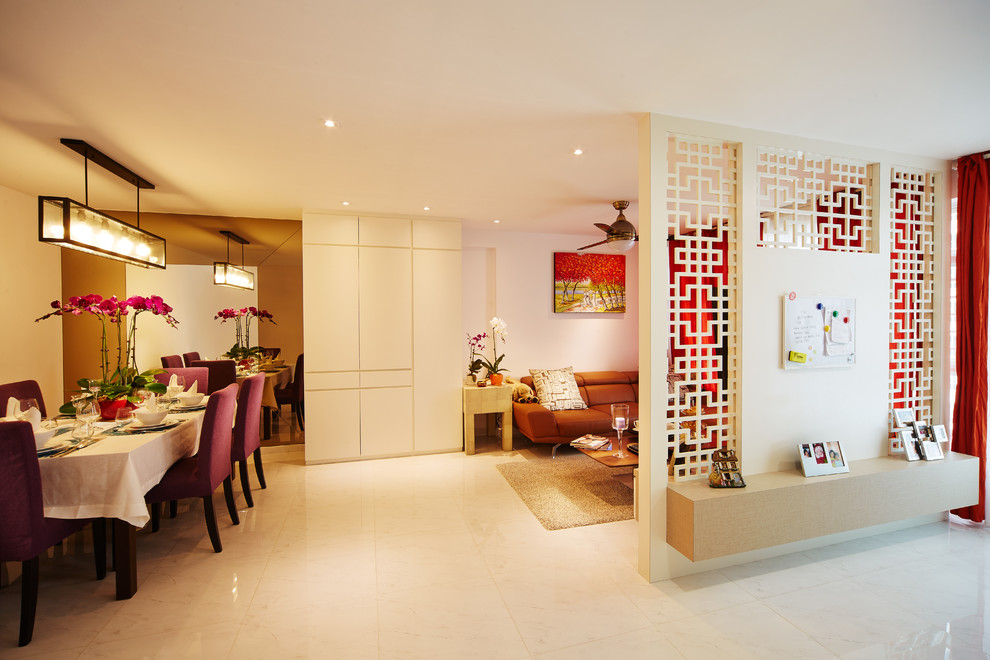 Inspiration pour un salon asiatique de taille moyenne avec un bar de salon, un mur rose et un téléviseur fixé au mur.