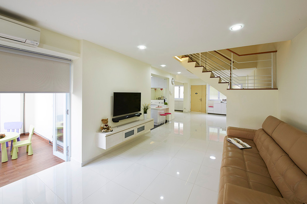 Foto di un grande soggiorno minimal aperto con sala formale, pareti bianche, pavimento con piastrelle in ceramica e TV a parete