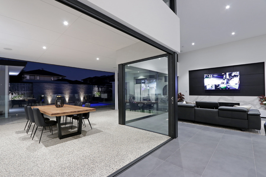 Großes, Offenes Modernes Wohnzimmer mit weißer Wandfarbe, Keramikboden, Gaskamin, Kaminumrandung aus Backstein, Multimediawand und grauem Boden in Perth